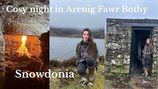 Cosy night in Arenig Fawr Bothy in Snowdonia  // Cosy Fire ASMR  