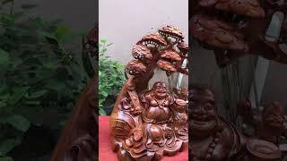 Cụ ngự gốc cây Tùng cổ thụ