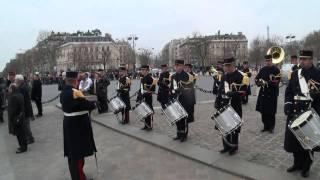 Paris, la garde républicaine joue du tambour Arc de Triomphe