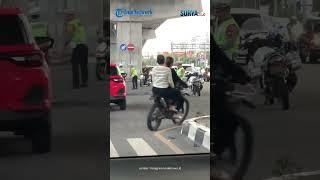 DIDUGA TAKUT KENA TILANG! Wanita Pengendara Motor ini Putar Balik