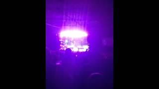 Kelly Clarkson-crowd sing a long