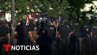 Agentes armados realizan operativo en mercado de Los Ángeles | Noticias Telemundo