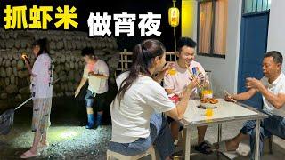 河水退潮鱼虾都搁浅了，带老公去体验抓虾的快乐，一个小时就捞了一小桶，回来煎了和老爸喝一杯