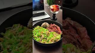 今日减脂餐. 一拳藜麦饭 两拳包菜炒金针菇 一拳煎牛排 约300大卡左右 #Fat-reducing meal#Reduce fat in daily life#Fat-burni