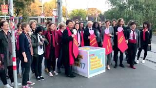 Flashmob zum Equal Pay Day Krawatte tragen gegen die Lohnschere