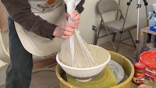 559. Glazing a Large Salad Bowl with Hsin-Chuen Lin林新春 大碗上釉示範