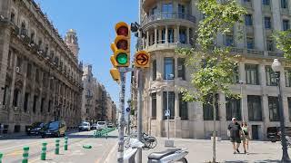 España, Spain, Barcelona. Traffic lights and flashing amber arrow to the right (10)