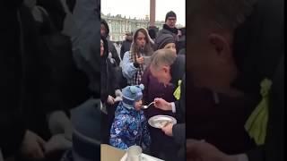 Губернатор Петербурга Александр Беглов покормил горожан гречкой