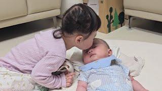 동생이 너무 좋은 18개월 아기