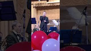 Поёт Владимир Харченко. Дирижёр Игорь Зугров.