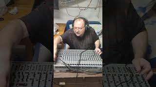 Настоящий трушный звукарь #студия #звукарь #звук #микшер #behringer #shorts