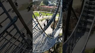 Tiger and Turtle ist ein begehbares Kunstwerk in Duisburg, das wie eine Achterbahn aussieht.