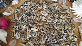 Runes divinatoires de Auriliel divination charms stones #lumière #oracle #voyance #guidance