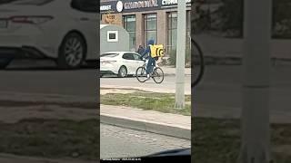 Яндекс велокурьер молодец парень не смотря на холод