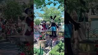 Disneyland days~ characters out and about in #DCA say hi!! #disneyland #disneyprincess #disney