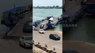 Большой грузовик и цементобетономешалка приехали на лодке и пересекли реку