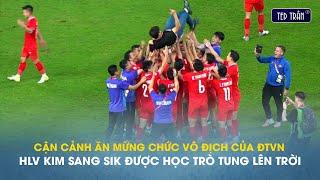 Cận cảnh ăn mừng chức vô địch của ĐTVN: HLV Kim Sang Sik được học trò tung lên trời