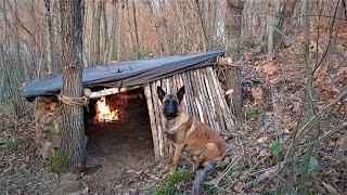 Bushcraft-Fähigkeiten: Kamin im Überlebensraum aus Stein und Holz, Wintercamping