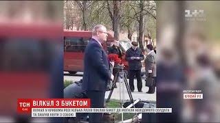 Опозиціонер Вілкул декілька разів поклав той самий букет на могилу невідомого солдата