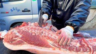 A big pig weighing more than 500 kilograms is decomposing pork on site, which is so spectacular.