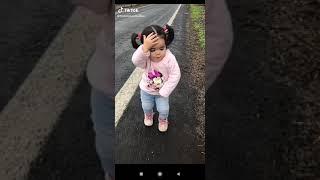 Niña bailando tik tok