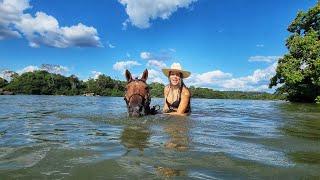 FUI MONTADA BANHAR NO RIO XINGU! Muita diversão.