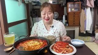 국물이 진하고 맛있는 부대찌개에 사랑하는 컬리 배추김치 먹방 :)