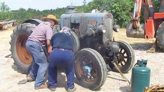 Turning on of the old "hot head" tractor (ORSI)