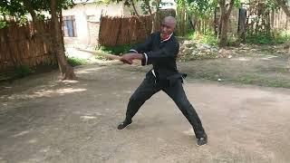 Master sele Lee akicheza na fimbo fupi Katika staili ya Jeet Kune Do