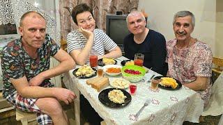 Мукбанг ОТПРАЗДНОВАЛИ день супругов и наш ПРИЕЗД) Вкусный ужин, ТОСТЫ, смех и веселье) Семейный ужин