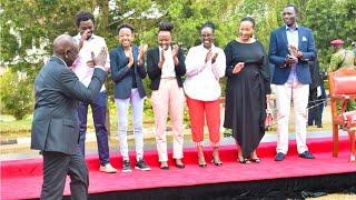 SEE WHAT RUTO DID TO HIS CHILDREN AS HE ARRIVED TO ADDRESS KENYANS AFTER THE SUPREME JUDGEMENT!!