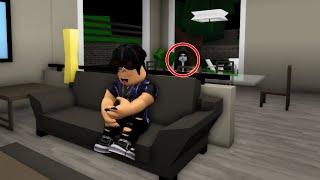 FUI PERSEGUIDO POR ESSE HOMEM ASSUSTADOR NO BROOKHAVEN!  - Roblox