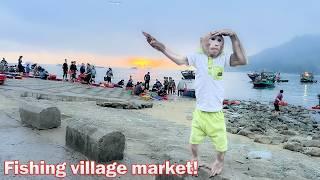 Bibi wakes up early to experience going to the fishing village market on the beach!
