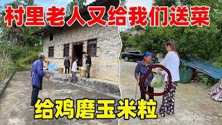 八十多岁本该安享晚年的日子，路都快走不动了，却还种着好几块地，每次有新鲜的蔬菜都会想着给我送来