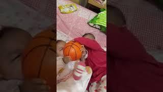 Bayi lucu maen bola basket