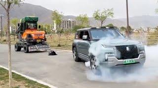 BYD Yangwang U8 vs Wheeled Excavator Tug of War, Who is Stronger?