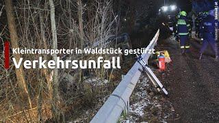 Kleintransporter bei Unfall in Kremsmünster hinter Leitschiene in ein Waldstück gestürzt