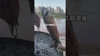 新疆河边的木头烤鱼 九十块钱一公斤 居然还不去鱼鳃 一条烤鱼花了259元你们感觉值不值 #路边摊美味 #街头美食 #街边小吃 #chinastreetfood #streetfood #shorts
