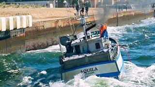 ATTENTION UN BATEAU DE PÊCHE PRIS PAR LES FORTS COURANTS ÉVITE LA DIGUE DE JUSTESSE À CAPBRETON. 