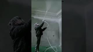 Безвоздушная покраска потолка безвоздушным краскопультом. Окрасочный аппарат видео #shorts