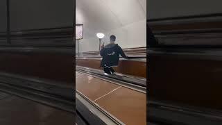 день России. Метро. алкаш. эскалатор