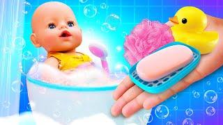 The baby doll's bathtub is broken. A new toy bathtub for baby dolls. Pretend to play in dollhouse.