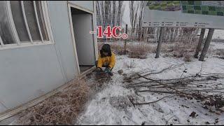 冬季骑行新疆，一觉醒来屋外下雪了，捡柴生火取暖炖冻豆腐吃【老叶的骑行之旅】