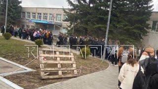 Огромные очереди школьников выстраиваются в школу, где ученик с ножом напал на своих одноклассников