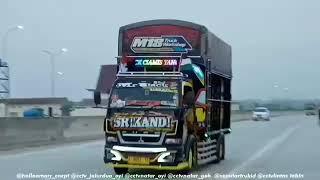 truk trending topic dan truk srikandi full strobo dan full oleng
