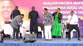 BISHOP ELIBARIKI SUMBE NA MWIMBAJI CHRISTOPHER MWAHANGILA KWENYE MKUTANO WA INJILI JIJINI MBEYA