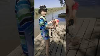 Дети ловят рыбу на базе "ПИРАНЬЯ-ДЕЛЬТА" #РЫБАЛКА #РЫБАЛКАЛЕТОМ #ЛЕТНЯЯРЫБАЛКА2021
