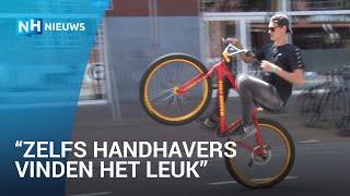 Niels trekt de hele dag wheelies op zijn fiets