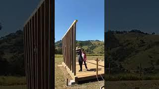 Primeira parede levantada, confira mais um vídeo no canal. #woodframe #construindodozero