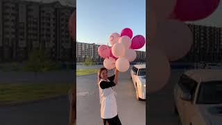 Жена запускает шарики на Hen Party, 1 август 2020 года, город Атырау.